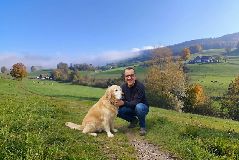 Golden Retriever Scilly mit Reto auf einem Naturweg in grüner Landschaft – Blogbild zum Thema Gelenke beim Hund unterstützen.