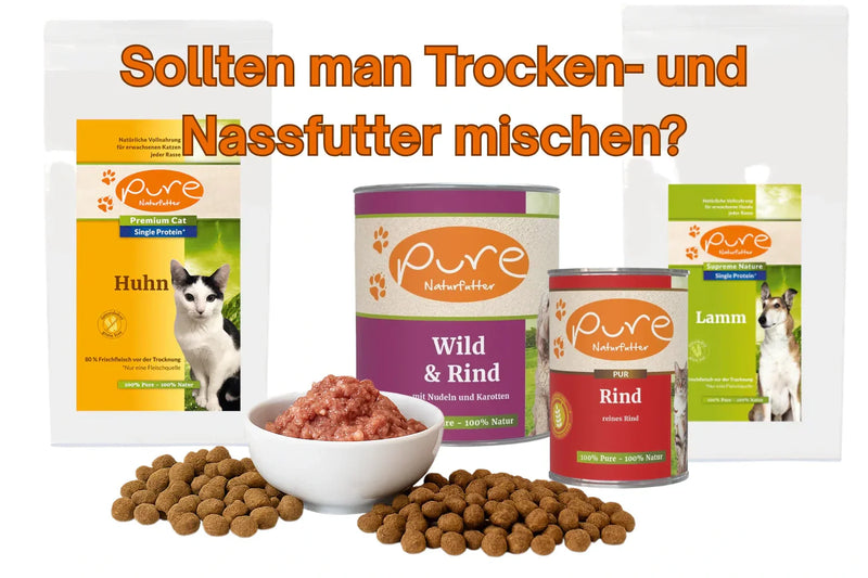 Pure Naturfutter Trocken- und Nassfutter kombiniert: Hundefutter und Katzenfutter der Sorten Huhn, Lamm, Wild & Rind und Rind – Illustration zum Thema Trocken- und Nassfutter mischen.