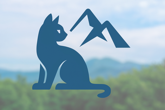 Illustration einer Katze vor einer Bergkulisse – steht für entspannte Ferien mit der Katze in tierfreundlicher Umgebung.