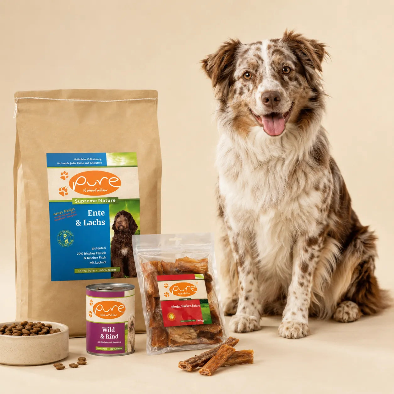 Hund mit ausgewählten Produkten von PURE Naturfutter