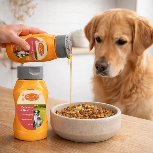 Lachsöl Food Topping für Hunde wird über Trockenfutter gegeben für mehr Geschmack und Fellpflege
