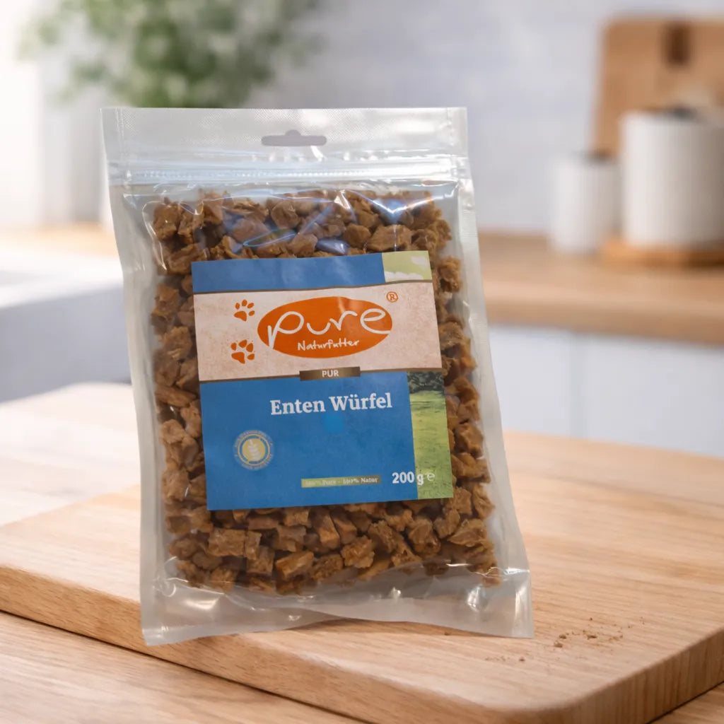 PURE Enten Würfel für Hunde auf Holzbrett mit Snackstücken, natürlicher Kausnack ohne Zusatzstoffe
