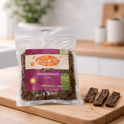 PURE Hirschfleisch Streifen für Hunde auf Holzbrett, natürlicher Snack aus getrocknetem Hirschfleisch