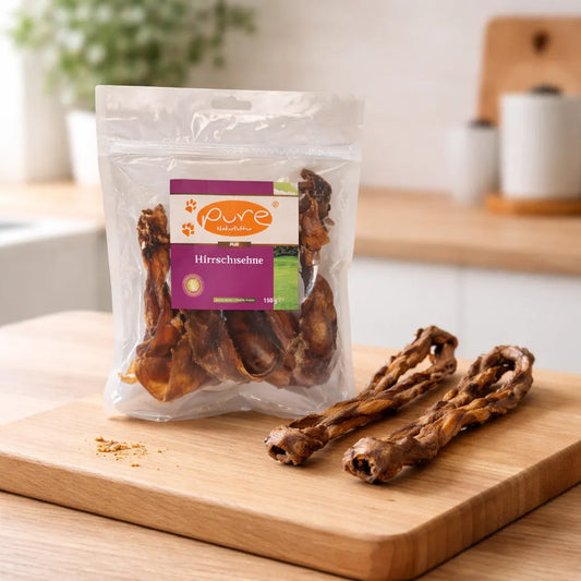 PURE Hirschsehne für Hunde auf Holzbrett, natürlicher Kausnack aus getrocknetem Hirsch