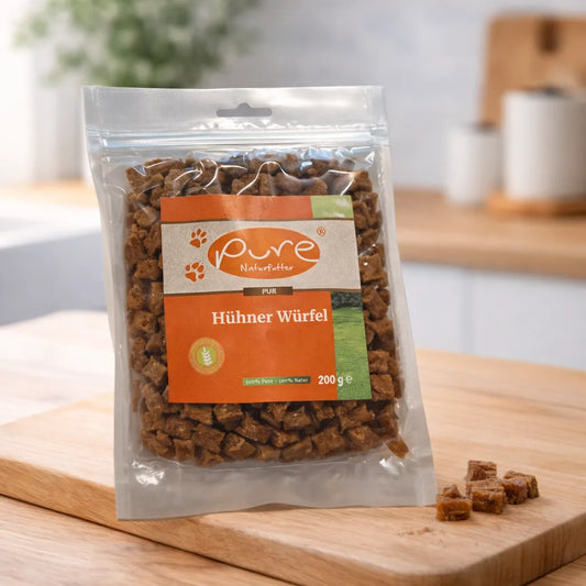 PURE Hühner Würfel für Hunde auf Holzbrett, natürlicher Trainingssnack aus getrocknetem Hühnerfleisch
