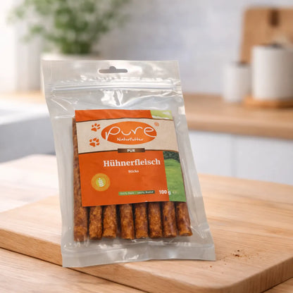 PURE Hühnerfleisch Sticks für Hunde auf Holzbrett, natürlicher Snack ohne künstliche Zusatzstoffe