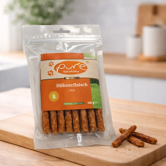 PURE Hühnerfleisch Sticks für Hunde auf Holzbrett, natürlicher Kausnack aus getrocknetem Huhn