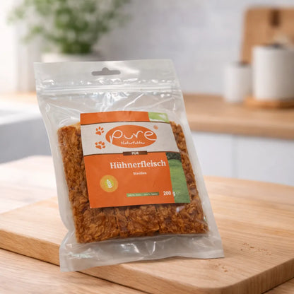 PURE Hühnerfleisch Streifen für Hunde auf Holzbrett, natürlicher Snack ohne künstliche Zusatzstoffe
