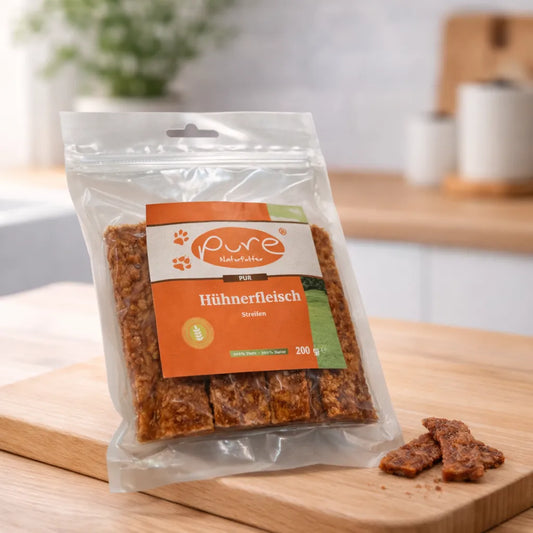 PURE Hühnerfleisch Streifen für Hunde auf Holzbrett, natürlicher Kausnack aus getrocknetem Huhn