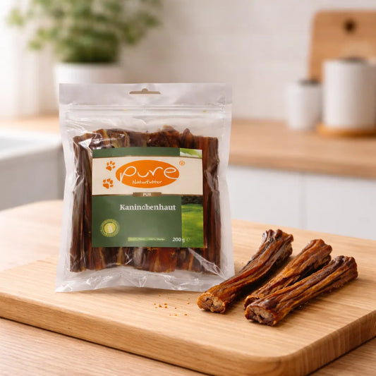 PURE Kaninchenhaut für Hunde auf Holzbrett, natürlicher Kausnack aus getrocknetem Kaninchen