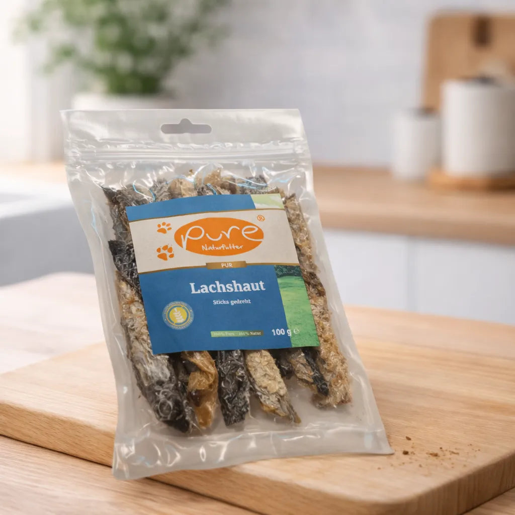 PURE Lachshaut Sticks für Hunde auf Holzbrett, natürlicher Fischsnack ohne Zusatzstoffe