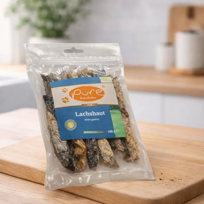 PURE Lachshaut Sticks für Hunde auf Holzbrett, natürlicher Fischsnack ohne Zusatzstoffe