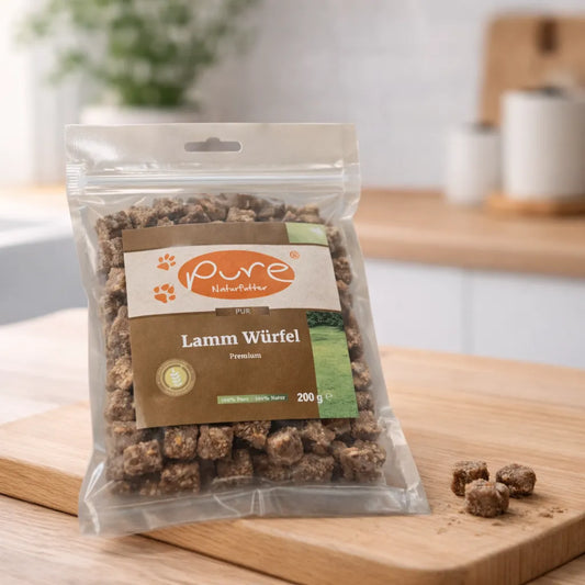 PURE Lamm Würfel Premium für Hunde auf Holzbrett, natürlicher Trainingssnack aus Lammfleisch