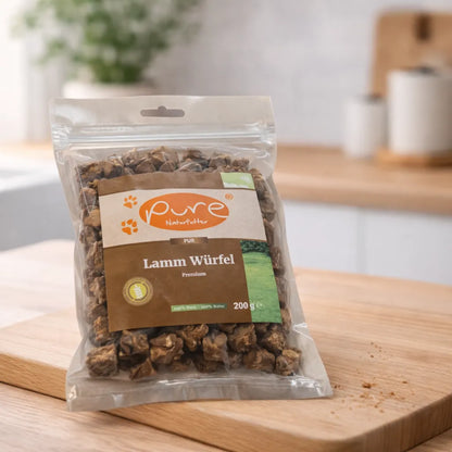 PURE Lamm Würfel Premium für Hunde auf Holzbrett, natürlicher Snack ohne Zusatzstoffe