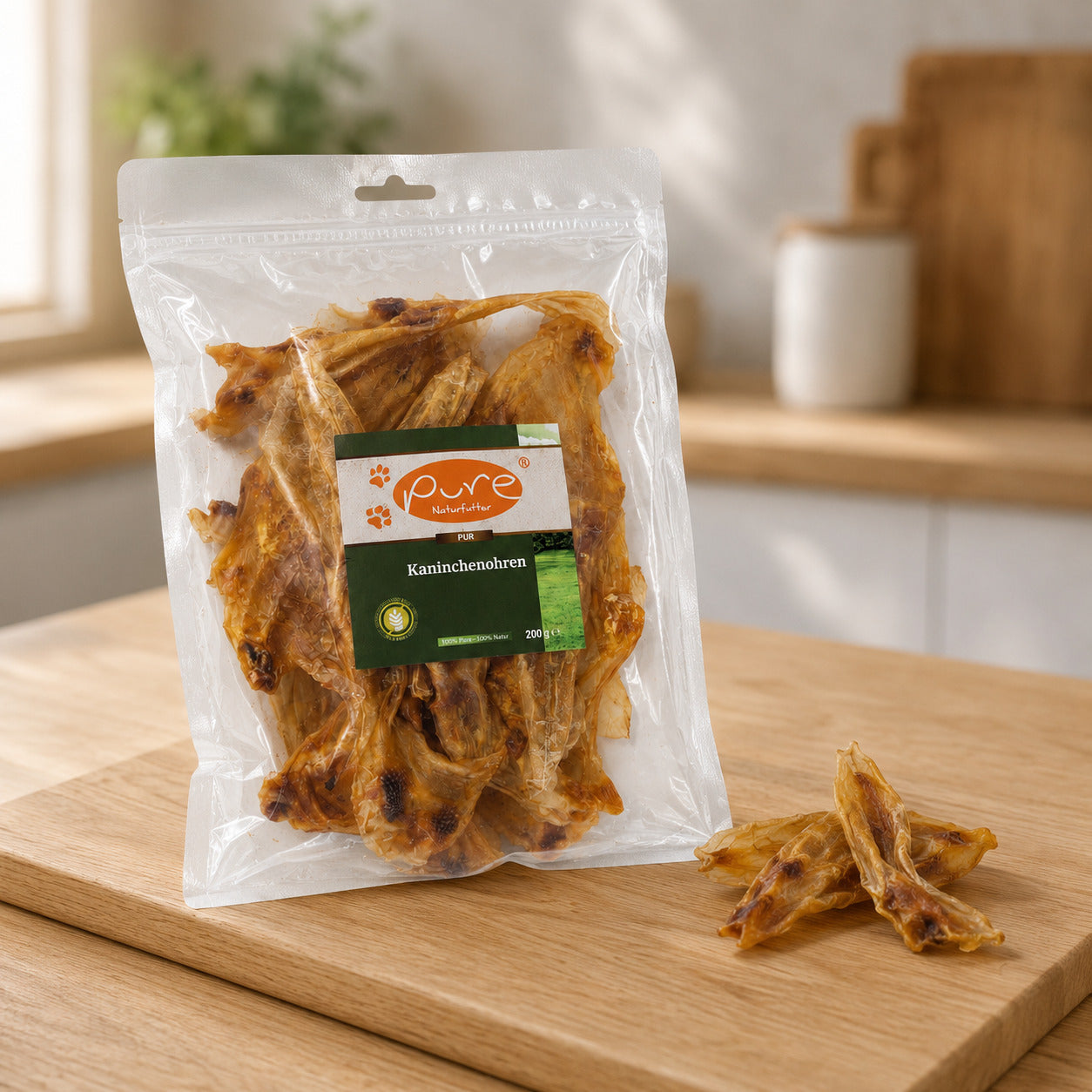 Getrocknete Kaninchenohren von PURE Naturfutter im Beutel und lose daneben als natürlicher Hunde-Kausnack