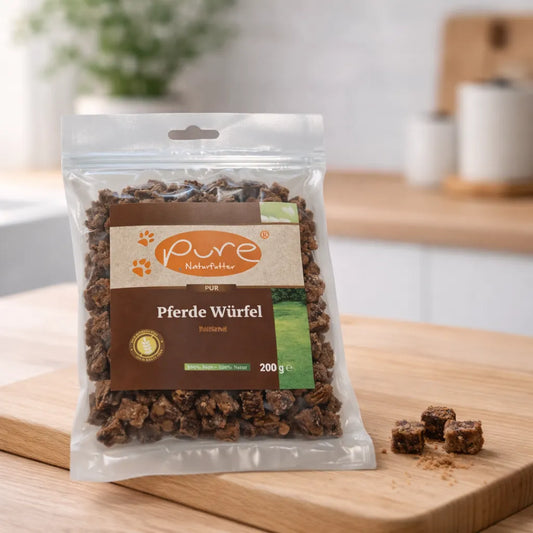 PURE Pferde Würfel Mini für Hunde auf Holzbrett, natürlicher Trainingssnack aus Pferdefleisch
