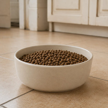 Futternapf mit kleineren Kroketten von VET-Line Huhn & Reis Hundefutter für kleine und mittelgrosse Hunde